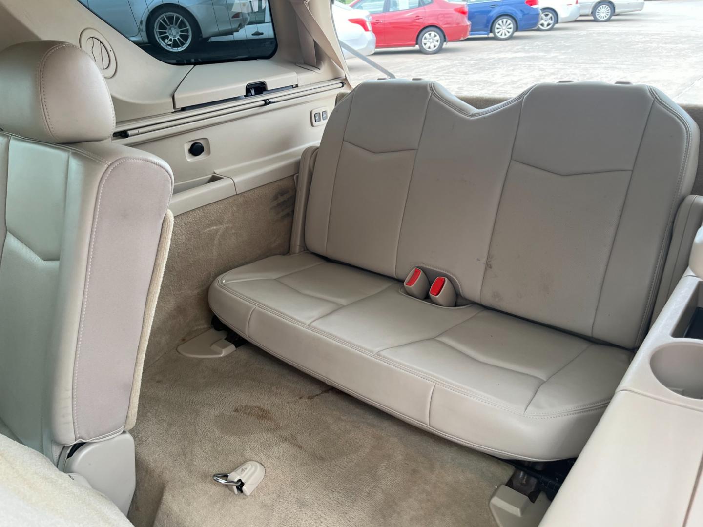 2005 white /TAN Cadillac SRX V6 (1GYEE637250) with an 3.6L V6 DOHC 24V engine, 5-Speed Automatic Overdrive transmission, located at 14700 Tomball Parkway 249, Houston, TX, 77086, (281) 444-2200, 29.928619, -95.504074 - Photo#11